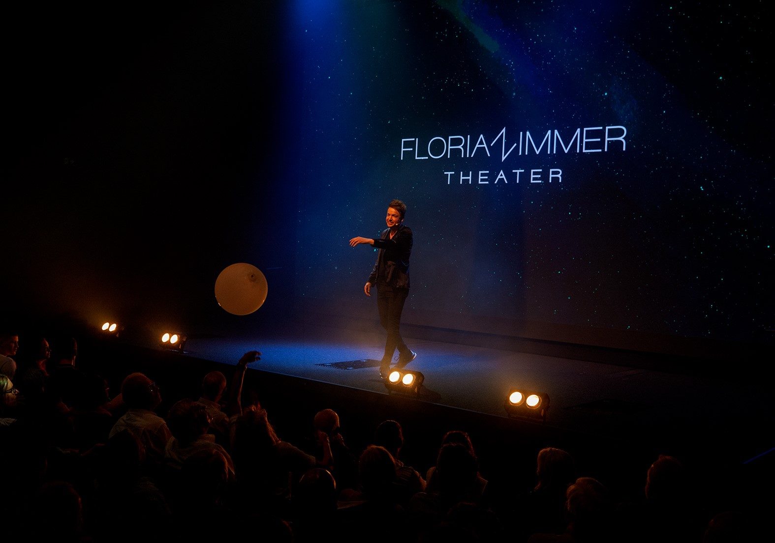 Florian Zimmer zieht ein Tuch aus einem Luftballon