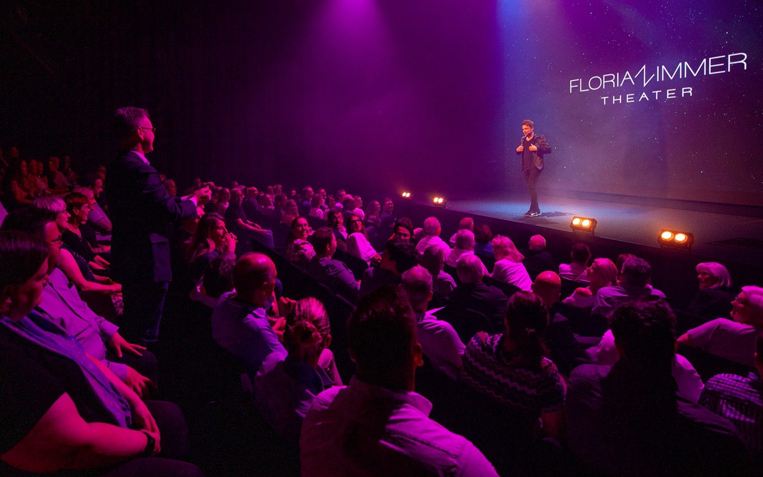 Blick von der Bühne in den vollen Saal