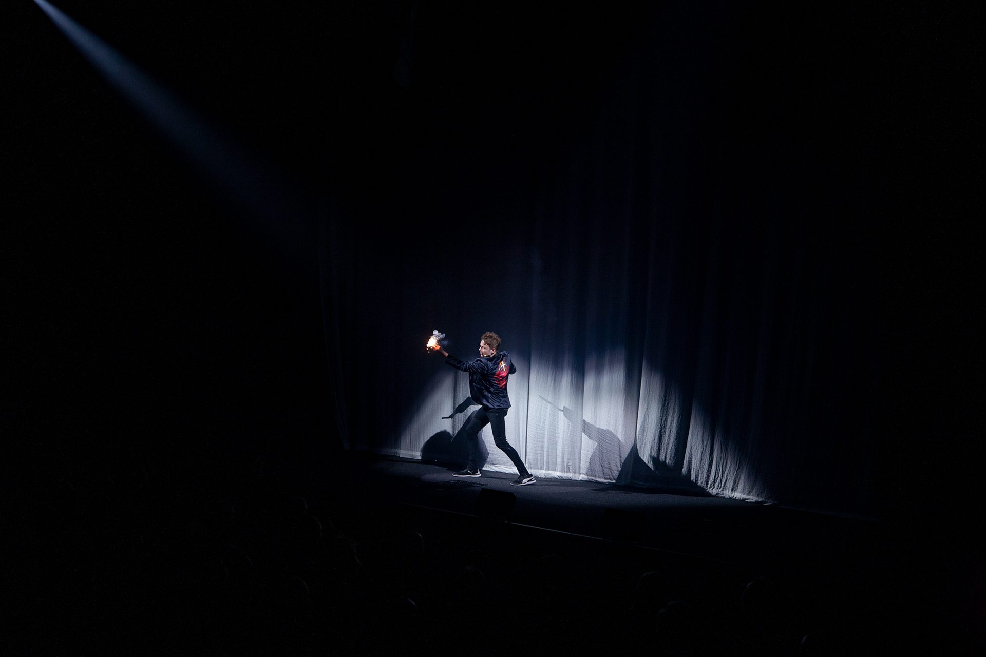 Florian Zimmer im Gegenlicht auf der Bühne